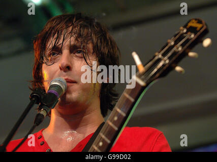 Dirty Pretty Things lancia un nuovo singolo, "Bang Bang You'Re Dead" all'HMV Oxford Street - Londra. Carl Barat di Dirty Pretty Things durante un concerto di instore a HMV in Oxford Street, nel centro di Londra. Foto Stock