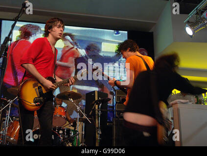 Le cose sporche di Pretty durante un concerto istoro a HMV in Oxford Street, centro di Londra. Foto Stock