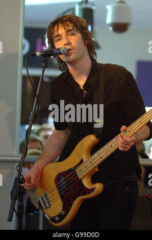 Dirty Pretty Things lancia un nuovo singolo, "Bang Bang You'Re Dead" all'HMV Oxford Street - Londra. Cose sporche Pretty durante un concerto di instore a HMV in Oxford Street, nel centro di Londra. Foto Stock