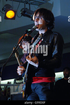 Dirty Pretty Things lancia un nuovo singolo, "Bang Bang You'Re Dead" all'HMV Oxford Street - Londra. Cose sporche Pretty durante un concerto di instore a HMV in Oxford Street, nel centro di Londra. Foto Stock