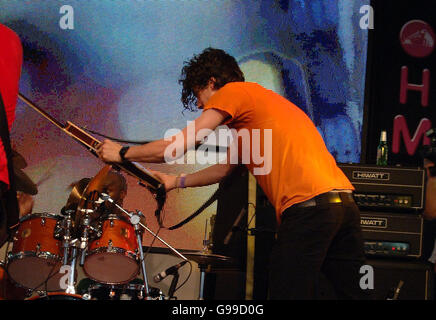 Dirty Pretty Things lancia un nuovo singolo, "Bang Bang You'Re Dead" all'HMV Oxford Street - Londra. Cose sporche Pretty durante un concerto di instore a HMV in Oxford Street, nel centro di Londra. Foto Stock