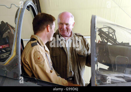 Il Segretario alla Difesa John Reid parla con il comandante dell'Ala Martin Samson, di Plymouth nel Devon, che ha sede a RAF Cottesmore nel Lincolnshire. Mentre si siede in un Harrier GR7 a Kandarhar nel sud dell'Afghanistan. Foto Stock