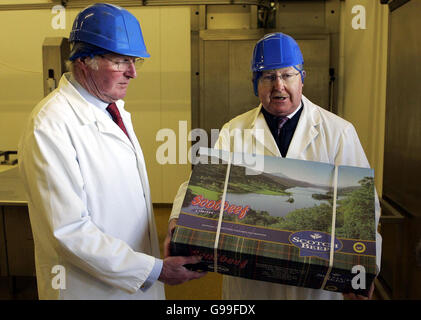 Ross Finnie MSP (r), ministro scozzese per l'ambiente e lo sviluppo rurale, con il presidente della Scotbeef Ian Galloway, che detiene la prima partita di carne bovina scozzese per l'Europa il giorno della riapertura ufficiale del commercio di esportazione verso il continente. Foto Stock