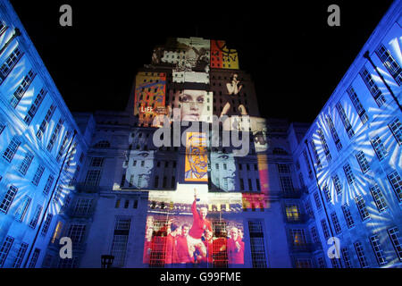 Uno spettacolare spettacolo di luci e suoni viene proiettato sulla Senate House, nel centro di Londra, per segnare il 'piu' grande soundcheck' della Gran Bretagna per la RNID (la beneficenza per i non udenti e per i non udenti). PREMERE ASSOCIAZIONE foto. Data immagine: Martedì 2 maggio 2006. Il RNID sta esortando migliaia di persone in tutto il paese a chiamare un apposito telefono di controllo uditivo. PREMERE ASSOCIAZIONE foto. L'immagine di credito dovrebbe essere: Geoff Caddick /PA Foto Stock