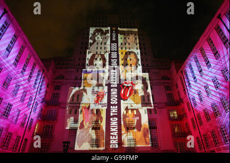 NOTA PER LA REDAZIONE: FOTO SCATTATA MARTEDÌ 2 MAGGIO 2006. Uno spettacolare spettacolo di luci e suoni viene proiettato sulla Senate House, nel centro di Londra, per segnare il 'piu' grande soundcheck' della Gran Bretagna per la RNID (la beneficenza per i non udenti e per i non udenti). PREMERE ASSOCIAZIONE foto. Data immagine: Martedì 2 maggio 2006. Il RNID sta esortando migliaia di persone in tutto il paese a chiamare un apposito telefono di controllo uditivo. PREMERE ASSOCIAZIONE foto. L'immagine di credito dovrebbe essere: Geoff Caddick /PA Foto Stock