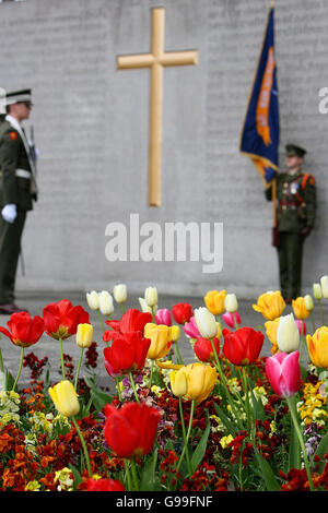 1916 Pasqua commemorazione messa a Arbour Hill chiesa 3 Maggio 2006-irlandese soldati dell esercito accanto al 1916 plot a Arbour Hill la chiesa per la Pasqua 1916 Commemorazione messa a Dublino Mercoledì 3 Maggio 2006 Foto Stock