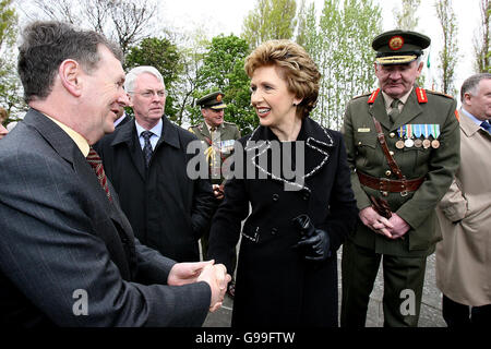 1916 Pasqua commemorazione messa a Arbour Hill chiesa 3 Maggio 2006- Presidente Mary McAleese ad Arbour Hill la chiesa per la Pasqua 1916 Commemorazione messa a Dublino Mercoledì 3 Maggio 2006 Foto Stock