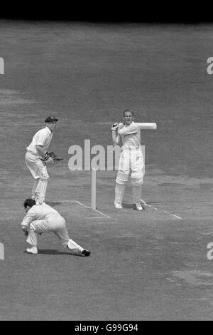 Cricket - The Ashes - seconda prova - Inghilterra / Australia - Lord's - Fifth Day. Willie Watson (r) in Inghilterra martella la palla al confine, guardato dal guardiano australiano GRA Langley (l) Foto Stock