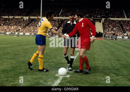 Calcio - finale di fa Cup - Liverpool contro Arsenal. l-r capitano dell'Arsenal Frank McLintock (l) scrolla le mani con Tommy Smith (r) di Liverpool mentre l'arbitro Norman Burtenshaw guarda sopra Foto Stock