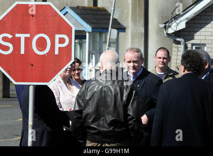 Martin McGuinness di Sinn Fein (centro) con colleghi ed ex prigionieri all'interno della prigione di Maze a Long Kesh per celebrare il 25° anniversario della morte dello attaccante della fame Bobby Sands. Foto Stock