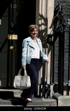 L'ex segretario dell'istruzione Ruth Kelly lascia il numero 10 Downing Street nel centro di Londra, dopo il rimpasto del gabinetto di questa mattina. Foto Stock