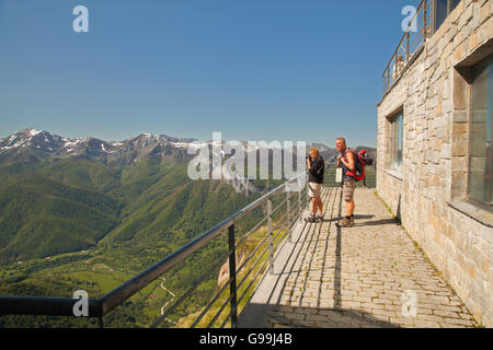 Due persone in piedi sulla piattaforma di visualizzazione dopo aver preso la funivia da Fuente de la Montagne in Picos de Europa Foto Stock