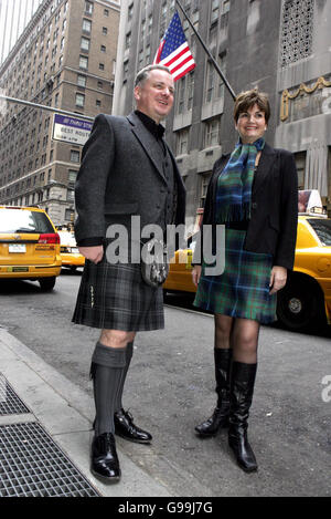 Il primo ministro scozzese Jack McConnell parla con Tara Gibson, dei produttori di kilt Lochcarron prima della mostra 'Dessed to Kilt' su Lexington Avenue a New York. Foto Stock