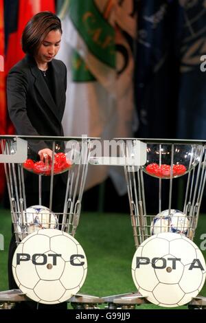 Calcio - Coppa del mondo FIFA 2002 - Prelojending - Tokyo International Forum. Il tennista giapponese Kimiko Date seleziona una delle palle nella sezione asiatica del pareggio Foto Stock