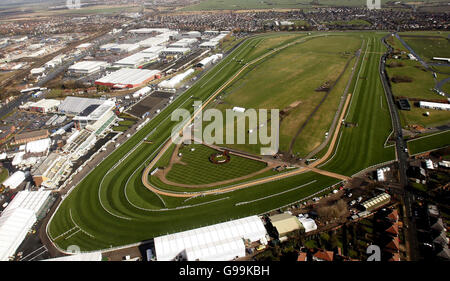 Una vista aerea dell'Ippodromo di Aintree, Liverpool, Lunedi 3 aprile 2006. Il Grand National Meeting di John Smith inizia da giovedì 6 aprile a sabato 8 aprile, con la steeplechase più famosa del mondo che si svolge sabato. PREMERE ASSOCIAZIONE foto. Il credito fotografico dovrebbe essere: Peter Byrne/PA. NOTA A PIC EDITORE: PIC PRESO LUN 3 APRILE. Foto Stock