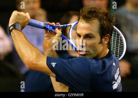 Greg Rusedski in azione contro la Serbia e il Montenegro Novak Djokovic durante la partita di tennis della Coppa Davis alla Braehead Arena di Glasgow, domenica 9 aprile 2006. Foto Stock