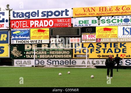 Belgio Calcio - Lega Belgio - KSC Eendracht Aalst / R. Excelsior Mouscron. Vari sponsor dietro l'obiettivo Foto Stock