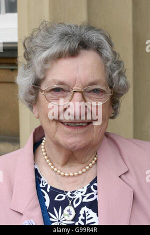 Phyllis Daniels di Rugby, lascia Buckingham Palace, dopo un pranzo con la regina Elisabetta II Foto Stock