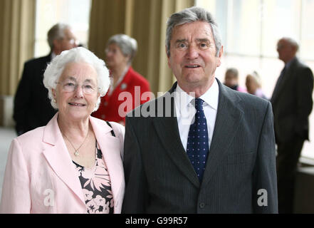 Stanley Bell, con sua moglie Betty, dal Somerset, lascia Buckingham Palace, dopo un pranzo con la regina Elisabetta II della Gran Bretagna Foto Stock