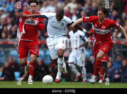 West Ham United's Marlon Harewood combatte per la palla con Fabio Rochemback di Middlesbrough (l) e Gareth Southgate (r) Foto Stock