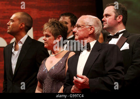 Calcio - PFA Player of the Year Awards 2006 - Grosvenor House Hotel. I membri della migliore famiglia partecipano alla cerimonia di premiazione Foto Stock