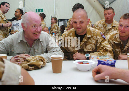 Il segretario alla Difesa John Reid parla con il sergente di Air Assault Brigade Andrew Setchfield del 16, di Grantham nel Lincolnshire (centro-destra) e di altri soldati dell'esercito britannico a Lashkar GA a Helmand, Afghanistan. Foto Stock