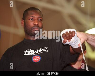 Boxing - Eliminatore Heavyweight - Mike Tyson v Giulio Francesco - Giulio Francesco Formazione Foto Stock