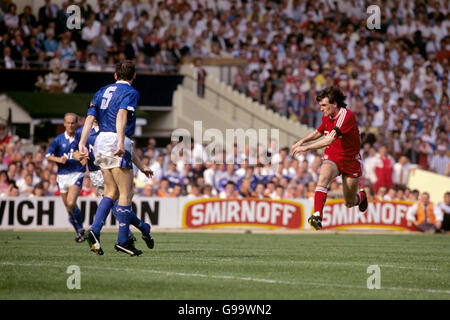 Calcio - fa Cup - finale - Liverpool v Everton - Stadio di Wembley. Ray Houghton (r) di Liverpool spara un colpo alla porta Foto Stock