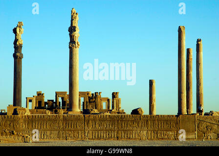 Rovine di Apadana e Tachara Palace dietro scala con bassorilievi intagli in Persepolis UNESCO World Heritage Site contro Foto Stock