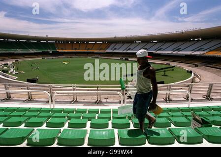 Calcio - FIFA Club World Championships - preparazione. I lavoratori finiscono al largo dello stadio Maracana di Rio de Janeiro prima delle partite di apertura dei campionati mondiali FIFA Club Foto Stock