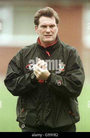 Il nuovo manager di Southampton, Glenn Hoddle, guarda i suoi giocatori allenarsi Foto Stock