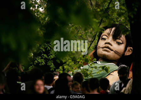 La "Little Girl" che dormiva circa 30 metri a St James Park, Londra. Foto Stock