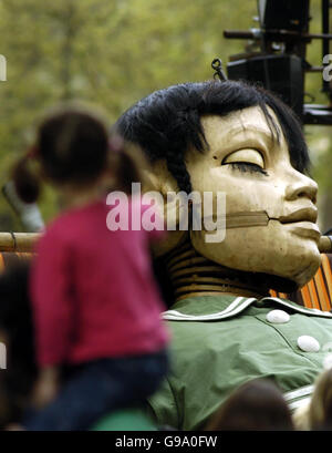 La "Little Girl" che dormiva circa 30 metri a St James Park, Londra. Foto Stock