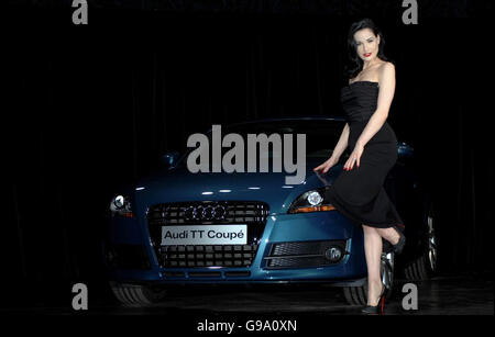 Dita von Teese presenta la nuova Audi TT Coupe al Ponte nel Sud Est di Londra. Foto Stock