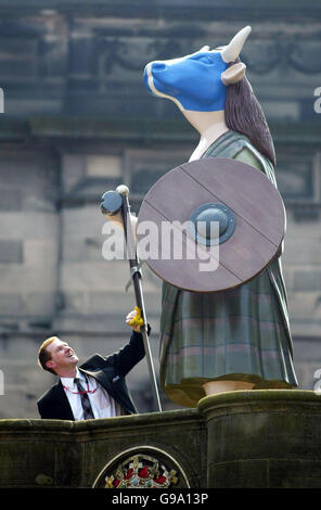 Una mucca brave heart lucidata dallo staff del consiglio Kiren Mcfirlen, ed è l'ultima parte della Cow Parade ad arrivare al Royal Mile di Edimburgo. La Parade è il più grande evento di arte pubblica del mondo e incoraggia il coinvolgimento del pubblico. PA. Foto Stock