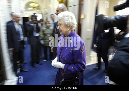 La Regina Elisabetta II della Gran Bretagna arriva a Marlborough House nel centro di Londra. Foto Stock