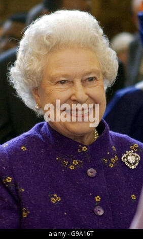 La Regina Elisabetta II della Gran Bretagna arriva a Marlborough House nel centro di Londra. Foto Stock