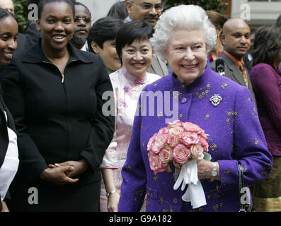 La Regina Elisabetta II della Gran Bretagna a Marlborough House nel centro di Londra. Foto Stock