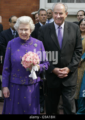 La Regina Elisabetta II della Gran Bretagna con il Segretario Generale del Commonwealth Don McKinnon alla Marlborough House nel centro di Londra. Foto Stock