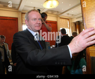 Il vice leader del Sinn Fein Martin McGuinness a Stormont, Belfast, dove il presidente del Sinn Fein Gerry Adams ha nominato il reverendo Ian Paisley come primo ministro dell'Irlanda del Nord. Foto Stock