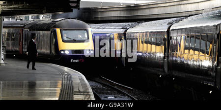 Un nuovo look treno ad alta velocità arriva sulla piattaforma uno alla stazione di Paddington, Londra, lunedì 3 aprile 2006, per il lancio ufficiale del nuovo Greater Western Franchise il nuovo franchising combina i servizi gestiti dai treni Wessex, First Great Western e First Great Western link. Vedi PA Story RAIL Western. PREMERE ASSOCIAZIONE foto. Il credito fotografico dovrebbe essere: Andrew Parsons/PA. Foto Stock