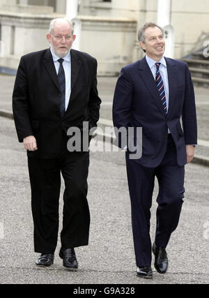 Il primo ministro britannico Tony Blair (R) e il segretario all'interno britannico Charles Clarke (L) arrivano a Wellington Barracks, Londra. Lunedì 3 aprile 2006 . il Segretario degli interni ha annunciato l'impegno del governo a ridurre la criminalità organizzata grave lanciando la seria Agenzia per la criminalità organizzata, LA SOCA, che affronterà il traffico di droga, la criminalità organizzata sull'immigrazione, il riciclaggio di denaro e la frode sull'identità. Vedi PA storia POLITICA Soca. PREMERE ASSOCIAZIONE foto. L'immagine dovrebbe essere: Kirsty Wigglesworth/AP/WPA Rota/PA Foto Stock