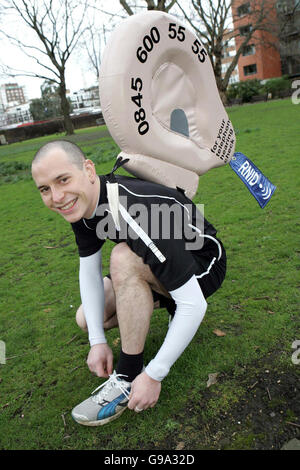 James and the Giant Ear - Wacky fundraiser James Francis, 24, suonerà per le strade della Flora London Marathon il 23 aprile per raccogliere fondi per RNID, l'ente di beneficenza che rappresenta i 9 milioni di sordomuti e di persone con difficoltà uditive nel Regno Unito, nel centro di Londra, lunedì 3 aprile 2006. PREMERE ASSOCIAZIONE foto. Il credito fotografico deve essere: Mark Lees/PA Foto Stock