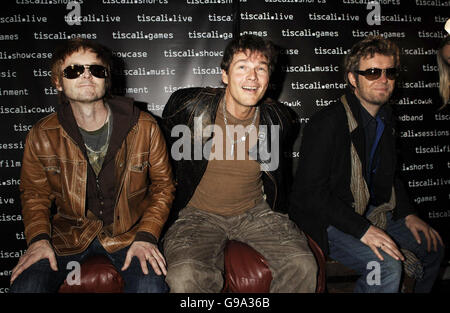 A-ha, (L-R) Pal Waaktaar, Morten Harket & Magne Furuholmen, durante una fotocellula per il concerto segreto delle sessioni di Tiscali, tenuto a Cargo a Shoreditch, Londra orientale, lunedì 3 aprile 2006. PREMERE ASSOCIAZIONE FOTO. Il credito fotografico dovrebbe essere: Yui Mok/PA Foto Stock