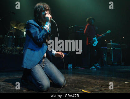 Primal Scream si esibisce sul palco all'Astoria nel centro di Londra. Foto Stock