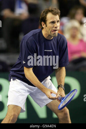 Greg Rusedski della Gran Bretagna in azione con Janko Tipsarevic della Serbia e Montenegro durante il primo giorno della Coppa Davis alla Braehead Arena di Glasgow, venerdì 7 aprile 2006. Foto Stock