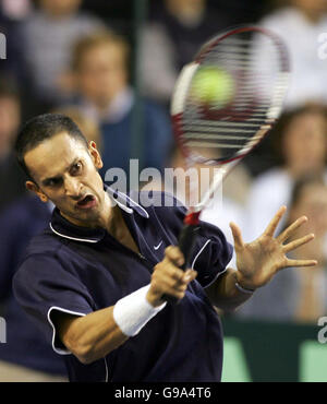 Gran Bretagna Arvind Parmar in azione contro la Serbia & Montenegro's Novak Djokovic durante la Davis Cup match al Braehead Arena, Glasgow, venerdì 7 aprile 2006. Foto Stock