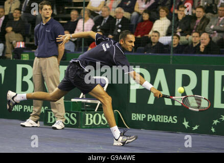 Gran Bretagna Arvind Parmar in azione contro la Serbia & Montenegro's Novak Djokovic durante la Davis Cup match al Braehead Arena, Glasgow, venerdì 7 aprile 2006. Foto Stock