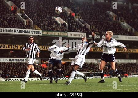 L'Helder Cristovao di Newcastle United (seconda a destra) tiene gli occhi sulla palla, guardato dal compagno di squadra Alessandro Pistone (a sinistra) e da Ruel Fox di Tottenham Hotspur (seconda a sinistra) e Steffen Iversen (a destra) Foto Stock