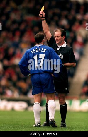 L'arbitro Paul Alcock mostra l'Albert Ferrer di Chelsea la carta gialla Foto Stock